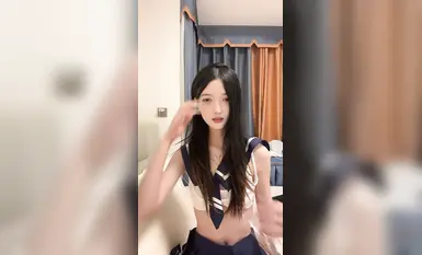 섹시한 유니폼, 작은 가슴, 날씬한 몸매, 외롭고 각질, 흰색 스타킹, 아름다운 다리를 올린 인터넷 연예인 여신, 바이브레이터와 스틱을 모두 사용하여 침대에서 슈퍼 섹시함