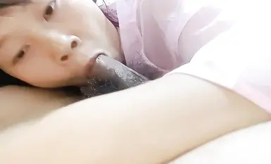 Wang Jiaxue, seorang wanita muda dari Daerah Xiwai, Daerah Tongchuan, Dazhou, menunjukkan mukanya secara rahsia dan menghisap air mani.