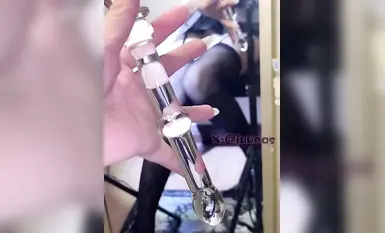 Permaisuri alat seks gaya punk "Jangan main-main dengan iuueas" mempunyai semua sumber Twitter Gadis dengan kuku payudara, kuku bibir dan kuku lidah akhirnya mengetahui cara bermain dengan alat seks.