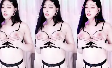 萬元定製網易CC星秀代言人極品天然巨乳女神【66睡不醒】情趣艷舞挑逗，露三點揉奶掰逼紫薇 (3)