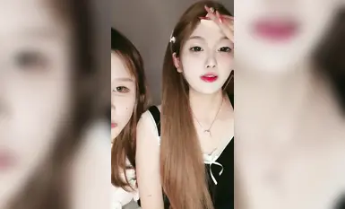 疯狂推荐女神『楚妹』首次带闺蜜下海激情诱惑！撸爆！九头身极品身材，芊芊美腿一字马，粉嫩BB让人欲火焚身