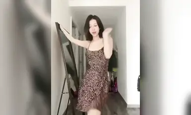真实露脸小母狗！土豪重金定制，留洋归来人瘦奶大极品身材美女【周周】私拍，裸舞紫薇各种淫态超级反差(1)