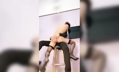 검은 스타킹과 하이힐을 신은 미소녀 [2000년대생 꼬마나비]는 날씬한 몸매, 아름다운 다리, 날씬한 전복, 그리고 부드러운 전복을 가지고 있으며, 쪼그리고 앉아 자지를 사정없이 남동생에게 질내 사정합니다. 의자에.