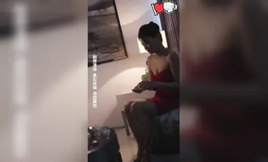 Drama pendek erotik [Police Beauty Zhang Jinyu] diadaptasi daripada peristiwa sebenar layu polis wanita menawan untuk melihat bagaimana malaikat yang jatuh memulakan drama balas dendam! Episod 1