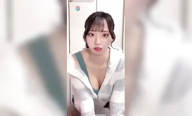 [Live chat] Vertical screen! High quality! A beautiful girl with a SS-class talent-level appearance wearing a revealing camisole and shorts under her J-Pique pajamas has arrived! Healthy fair skin and a soft body!