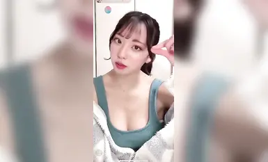 [Sembang langsung] Skrin menegak! Berkualiti tinggi! Di bawah piyama piquenya, seorang gadis secantik bakat kelas SS kelihatan memakai cami dan seluar pendek yang mendedahkan! Kulit putih sihat & badan lembut!