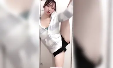 [Live chat] Vertical screen! High quality! A beautiful girl with a SS-class talent-level appearance wearing a revealing camisole and shorts under her J-Pique pajamas has arrived! Healthy fair skin and a soft body!