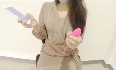 사무실 바이브레이터는 섹시한 여자 부하 [xMassageLovex]와 함께 연주합니다. 몸이 매우 민감하고 몇 번 만지면 물이 나옵니다. 위엄 있고 우아한 외모가 매우 대조적입니다. 탐욕스러운 표정으로.