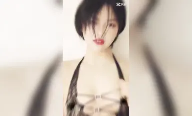 上海撸铁健身教练漂亮小姐姐为了金钱甘愿与有权人3P颜射口交~示人的生活多姿多彩