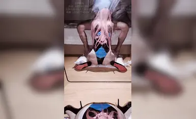 00後清純反差少女『LT軟軟兔』 cos主播守望先鋒宋哈娜連身衣開檔動漫，小小年紀小穴就活生生捅成了爸爸的形狀.