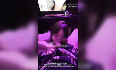 2024.7.25，大神復出，980元新作【DOM黑宮】在網吧做愛，19歲學生妹調教，頂不住了(2)