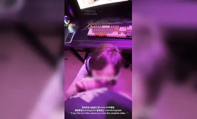 Con khốn tương phản tột cùng [DOM Kuromiya] đang xem phim trong quán cà phê Internet trong khi Giáo viên Song đang quan hệ tình dục bằng miệng và nuốt tinh dịch, với khuôn mặt lộ ra từ một bên và cô ấy có vẻ ngoài tuyệt vời!