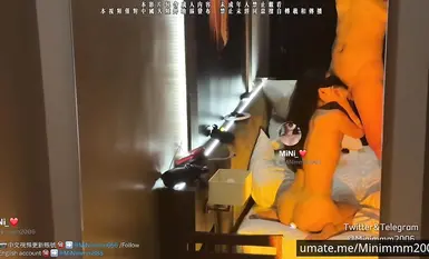 調教大神凋零 18歲母狗咪妮 7月最新少女的哭泣 嫩臀掛上肛鉤，任憑主人抽打調教 (2)