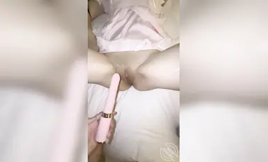 海角社區兄妹亂倫大神【會噴水的親姐姐】精彩記錄一線天嫩鮑姐姐全天強制潮噴，上面插嘴炮機插逼，絕了