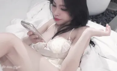 大奶美女【Miuzxc】继妹想成为小哥哥的性玩偶偷偷躲进被子撅着屁屁等着挨操射精后再帮口交清理棒棒