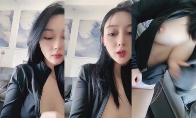 Ang sexy beauty na Internet celebrity goddess [coco] ay naghubad ng kanyang hugis-figure na suso, inilantad ang kanyang ari sa maliit na sukat, at may napakagandang puki na ibinuka niya ang kanyang mga binti at hinihimas ang mga ito, na ginagawang gusto n