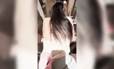 Haijiao Community [自分の妹と性交] KTV で妹をできる限り愛撫しました。後ろから本当に楽しんで、バスルームまでずっとやり続けました。