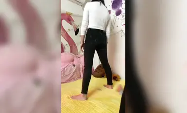 Bạn gái tò mò hạ nhục và huấn luyện nhau bằng những lời lẽ tục tĩu, liếm chân và khoan háng để chơi đùa với sự tương phản.