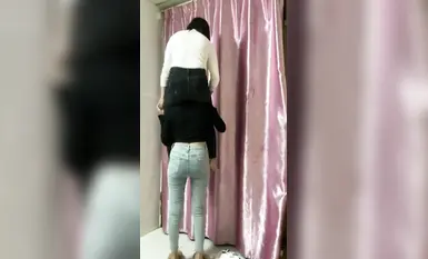 Bạn gái tò mò hạ nhục và huấn luyện nhau bằng những lời lẽ tục tĩu, liếm chân và khoan háng để chơi đùa với sự tương phản.