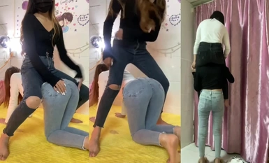 Teman wanita yang ingin tahu memalukan dan melatih satu sama lain dengan kata-kata lucah, menjilat kaki dan menggerudi kelangkang untuk bermain dengan kontras Dewi bermaruah dan elegan yang kelihatan serius di luar sebenarnya adalah jalang kontras yang ko