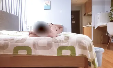 เทพเจ้าผู้ยิ่งใหญ่สำรวจโรงแรมฮัวปี่ตี้และพบกับเทคโนโลยีคนดังทางอินเทอร์เน็ตและหน้าอกใหญ่ของช่างที่สัญจรไปรอบ ๆ และตรงไปที่ดอกไม้ผลักมืออันร้อนแรงของหวงหลง