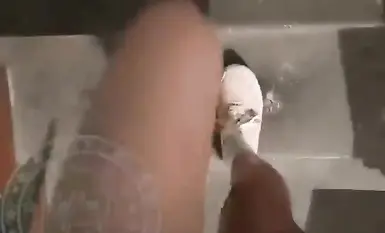 反差萝莉少女『小兔崽汁』露出尿尿干净白嫩白虎，可爱乖乖少女私下超级反差，清纯靓丽的外表下有一颗淫荡的心