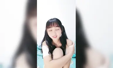 트윈 포니테일을 한 어린 학생 소녀 [도넛] 보지를 펼치고 분홍색 부드러운 전복을 자위합니다 (10)