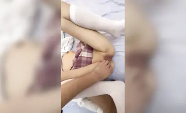 青春JK大奶美眉【江南第一深情】你是不是不會叫 我不喜歡叫 稀毛一線天小鮑魚玩了半天 在家被大雞吧小哥無套輸出內射