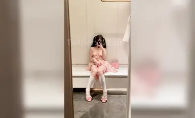 対照的なロリキュートな女の子は「感情のない無駄」、超合法カワイイ小さなロリ、そして空の白虎の美しいマンコは人々が彼女にキスしたくなるほどです！