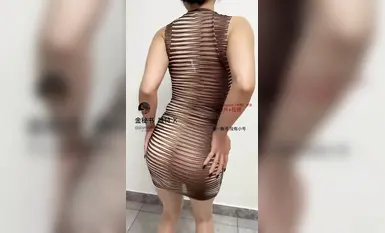 推特燒婊子【金秘書】全是全地漏出 油光黑絲無檔黑內 公園樓道樓頂全漏 被大雞巴無套狠插 (1)