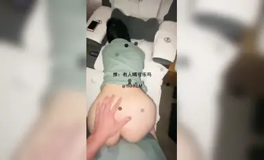 Pelajar kolej wanita yang sangat seksi "Ada sesiapa yang mempunyai Coke?"