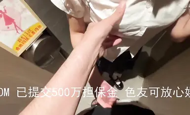 "Perempuan Rusa Kecil 91" - [Asal] Seorang gadis junior yang telah berbual selama tiga hari telah ponteng kelas dan pergi ke pusat membeli-belah dan tidak dapat menahan saya daripada menarik saya ke tandas wanita dan dia basah kuyup di sana.