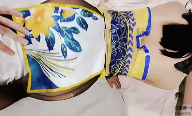 Temu janji khas telah dibuat dengan guru perempuan sekolah terbaik "Pengarah Artileri No. 1 Jiangnan" untuk melatih pelajar perempuan tulen dari universiti tertentu pada tahun 2002. Dia berpura-pura menyendiri dan menyendiri di sekolah dan bermu