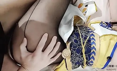 Temu janji khas telah dibuat dengan guru perempuan sekolah terbaik "Pengarah Artileri No. 1 Jiangnan" untuk melatih pelajar perempuan tulen dari universiti tertentu pada tahun 2002. Dia berpura-pura menyendiri dan menyendiri di sekolah dan bermu