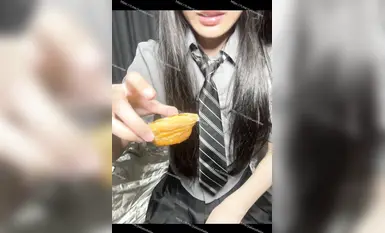 【截止8.16】重口警告！瞠目結舌！把堂妹調教成為吃精液和尿液母狗(1)