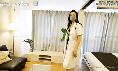 【糖心VLOG】[【8月新作】「Apple」医生9之《讨厌的房客》租客发现房中有异响呼唤性感房东来「检查」~自己的身体