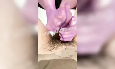 무자비한 비단발 주서기 여신 "유니는 너무 바빠요" 남동생은 어쩔 수 없이 다시 니니의 발에 와서 발가락 사이에 귀두를 잡고 계속 놀리고 비비고 있어요~ 2 (1)