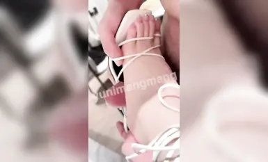 무자비한 비단발 주서기 여신 "유니는 너무 바빠요" 남동생은 어쩔 수 없이 다시 니니의 발에 와서 발가락 사이에 귀두를 잡고 계속 놀리고 비비고 있어요~ 2 (1)