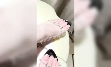 무자비한 비단발 주서기 여신 "유니는 너무 바빠요" 남동생은 어쩔 수 없이 다시 니니의 발에 와서 발가락 사이에 귀두를 잡고 계속 놀리고 비비고 있어요~ 2 (1)