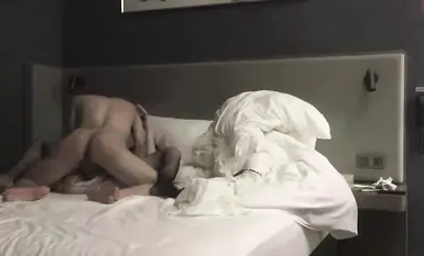 PUA达人【哥不是那样人】酒店约会黑丝豹纹00女网友，趁机灌醉对方，然后半推半就把女网友艹了！