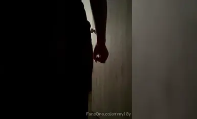 The latest leaked in August, the contrasting bitch [Emma18Y] with big breasts and big breasts on Twitter showed off her face at a high price. She bravely entered the men's toilet in a scenic supermarket and exposed her props, Ziwei, for wild sex (4)