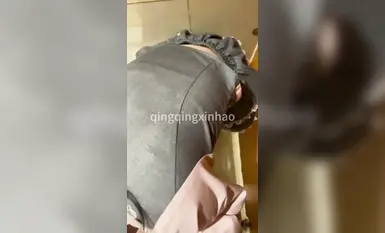 專約清純少女學妹大神『清清學長』新號約炮，新學妹打扮的漂漂亮亮的叫的也好聽， 床上一頓亂草完事還趕緊補妝 (2)