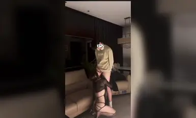 Twitter: Pelajar sukan "Sy" dari keluarga kaya - pramugari Hainan Airlines ketagih menipu dia tidak menanggalkan pakaian seragamnya selepas mendarat dan terus ke hotel untuk melakukan hubungan seks.