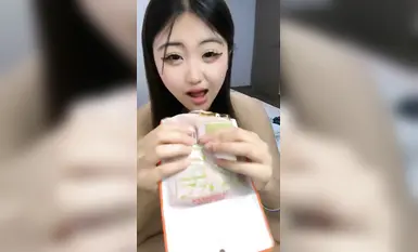 [05 Kakak Pendatang Baru] Gadis kecil rohani, gadis tulen, adik beradik menggunakan prop untuk menembusi lubang masing-masing dan melancap (1)