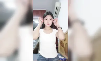 [Strawberi kecil sangat lazat] Seorang pelajar kolej dengan payudara yang cantik memetik pukinya, menggosok payudaranya, menari berbogel dan melancap (4)