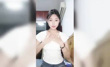 [Strawberi kecil sangat lazat] Seorang pelajar kolej dengan payudara yang cantik memetik pukinya, menggosok payudaranya, menari berbogel dan melancap (4)