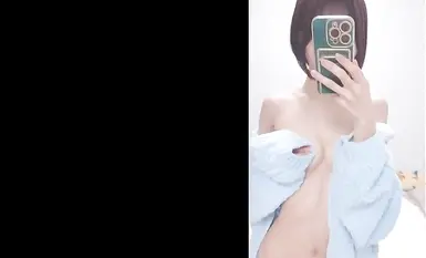 [M奥肯视频]神模身材！看起来像现役偶像、摩登发色的超可爱SSS级超可爱女孩在家中对着镜子拍摄的性感自拍被泄露！在被删除之前！脸部特写◎