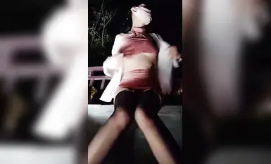 私密電報群VIP福利，戶外露出紫薇，極騷母狗【小湯圓】道具雙通高潮噴水，擼點滿滿 (4)