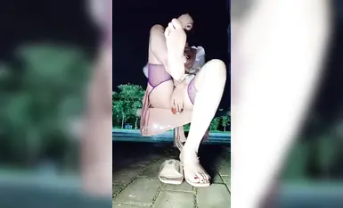 私密電報群VIP福利，戶外露出紫薇，極騷母狗【小湯圓】道具雙通高潮噴水，擼點滿滿 (8)