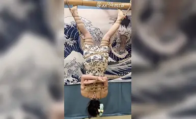 โลลิตัวน้อยที่ชอบให้พ่อตีก้น ร้อยตีบ = ตูดแดง บวมและเป็นมันเงา เธอรู้ว่าก้นแตกของเธอจะถูกตีทันทีที่เธอคุกเข่าลง (3)